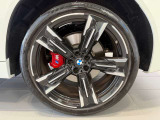 BMWの純正アロイホイールは軽量かつ強度にも優れているホイールで走行性能を引き上げる設計になっております。足元にもBMWは妥協がなくこだわっている個所になります。