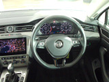 Volkswagen全車共通の上質な本革を使用した手触りのしっとりとしたステアリングです。唯一素肌が触れるハンドルは上位モデルと同じ握り心地になっております。