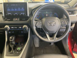 スタイリッシュなデザインのインパネ。各操作スイッチは使いやすい位置に配置されてます。