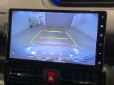 リバースギアに入れるだけで後方の表示へ切り替わります。夜間や雨の日の駐車も楽になりますよ。