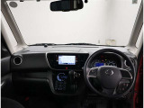 デザインもよく、居心地のよい運転席ですね。分かりやすいスイッチ類ですから操作もしやすく運転をサポートします。ぜひご来店いただき、実際にお座りいただいてステアリングを握ってみてください!