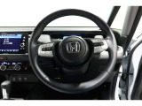 運転中もハンドルでの操作が可能です。特に高速道路等の目が離せない運転時には、便利さだけでなく、安全性も兼ね備えております。