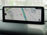 マツダコネクトの10.25インチワイドセンターディスプレイです。『Android Auto』『Apple CarPlay』や独自のコネクテッドサービスに対応したインターフェイスシステムです。