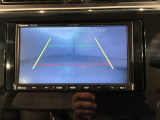 リバースギアに入れるだけで後方の表示へ切り替わります。夜間や雨の日の駐車も楽になりますよ。