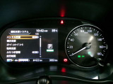 右側に大きく見やすいスピードメータ-左側ディスプレイには運転支援システム等を表示
