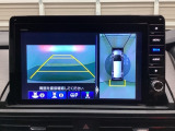 マルチビューカメラシステム搭載車です。お車の周囲を全方位でカバーします。後方・前方・両脇と、コンディションが悪い視界でもカラーモニターに映し出した映像がドライバーをサポートします。