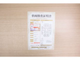 【車輌検査証明書】店頭にてクルマの状態が一目で分かる検査証明書を公開中。トヨタ認定検査員が厳しく査定し、状態を点数と図解で表示しています。修復歴はもちろん、傷やヘコミの箇所や程度がご確認いただけます。