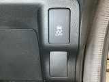 VSA装備車です。VSAはドライバーの操作と車の動きを見守っています。もし車の挙動が乱れたとき、4輪別々にブレーキをかけたり、エンジンパワーをしぼることによって車を安定させます。