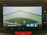 【バックカメラ】運転が苦手な方も車庫入れラクラクです!ギアをリバースに入れれば自動的に切り換わりますので、面倒な操作は不要です♪狭い駐車場もお車を傷つけず安心ですね!
