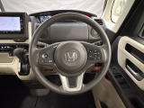 ハンドルにHondaセンシング系のクルーズコントロールやレーンキープアシストなどのスイッチと、オーディオの操作スイッチが装備されています。ハンドルから手を離さず安全に操作できます。