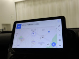 【10.5インチディスプレイオーディオplus】センター通信型コネクティッドナビの対応に加え、通信が途切れて万一保持する地図情報の外に出てしまった場合でも、続けてナビ機能が利用できる車載ナビ機能も搭載