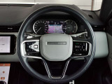 RANGEROVERのエレガントなステアリングはソフトレザーの握り心地の良いレザーを使用しています。