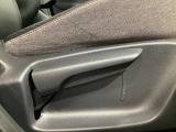 運転席にはドライバーの体型や好みに応じて前後方向だけでなく、高さの調整ができるシートリフターを装備!