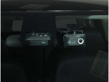 ドライブレコーダー装備:車の走行中の主に外観を中心に記録する撮影機材です!交通事故発生時の責任の所在を明確にしたり、観光等を記録するのにも役立ちます!