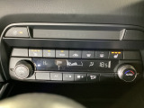 温度の設定のみで快適な風量やモードなどを自動調整してくれるフルオートエアコンを装備!運転席側、助手席側で左右独立して温度調節も可能です!
