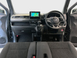 【前方視界】開放的な前方視界!運転がしやすく疲れにくいです♪窓が大きく、見通しがとっても良いおクルマですよ♪
