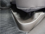 ◆リアシートアンダートレー◆濡れた傘や置靴などをすっきりとしまえる大型のトレー。取り外して、手軽にお手入れもできます。