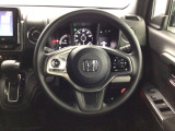 【ハンドル】運転にかかわる様々な操作を安全に行えるように視点移動が少なく操作性に配慮されたスイッチ類が凝縮されたコックピットです。