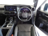 革巻きステアリングで快適な操作性の運転席です。