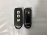 スマートキー付きですからドアロックの開閉およびエンジンスタートが楽々です。電動スライドドアの開け閉めもボタンで操作できます。スペアキーも同じものを用意しております。