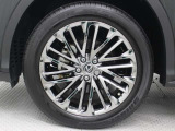 すぐれたグリップ力を発揮する235/55R20インチタイヤを装着し、シャープなドライビングフィールを全身で高めています。