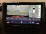 【パノラミックビューモニター】映像で、見づらい車両周辺の確認をアシスト。クルマを真上から見ているような映像を表示。 運転席から確認しにくい車両周囲の状況を把握。