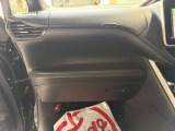 暗闇でも前方をくっきりと照らしてくれるライトです。夜の運転でも安心ですね。