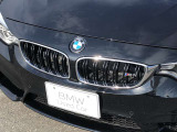 左右のキドニー・グリルの中心にはBMWのエンブレムが鎮座し、個性を放つデザイン性を兼ね備えました。