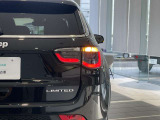 シャープなデザインのLEDテールランプ。後続車からの視認性も高く安全性に貢献します。