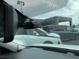 【ドライブレコーダー】走行中や駐車中の映像を高画質で記録し、事故やトラブル発生時の状況確認に役立つ安心装備。あおり運転対策や証拠保全にも有効で、日常のドライブをより安全にサポートします。