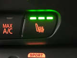 ●フロントシートヒーティング:運転席・助手席共に三段階で調節が可能なシートヒーターを装備しております。季節を問わず快適にご使用いただけます。