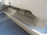 濡れた傘や置靴などをすっきりとしまえる大型のトレー。