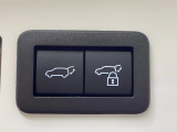 【パワーバックドア】スマートキーや運転席のボタンを押すだけでリアゲートが自動で開閉します!荷物を持っている時や、高い位置にあるバックドアを閉める際に便利な機能です♪