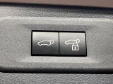 【パワーバックドア】スマートキーや運転席のボタンを押すだけでリアゲートが自動で開閉します!荷物を持っている時や、高い位置にあるバックドアを閉める際に便利な機能です♪