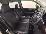 座面も厚みがあり背もたれも高く、広い足元にゆったり座れるシートです。運転席と助手席の間が空いている為、助手席側への移動がスムーズです。交通量の多い道でも助手席側から乗り降りができます。
