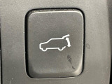 【パワーバックドア】スマートキーや運転席のボタンを押すだけでリアゲートが自動で開閉します!荷物を持っている時や、高い位置にあるバックドアを閉める際に便利です。