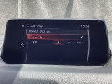 ブラインド・スポット・モニタリング (BSM) は、自車の後方から接近する車両の存在を知らせることにより、車線変更時の後方確認を支援するシステムです。