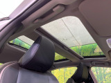 【パノラマルーフ】大型のガラスルーフ搭載で車内の解放感が一気にアップ!開放的なドライブをお楽しみいただけます。