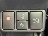 【車線逸脱警報システム】走行時に居眠り、わき見で車線を横切った瞬間に警報で危険を教えてくれます。