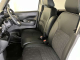 高いホールド性で運転姿勢が安定します。長距離ドライブでも疲れにくいのが魅力です。快適なドライビングライフをお送りください♪