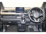操作性に優れた運転席となります!小物入れや各ボタンの配置にこだわり、使いやすいです!座り心地もよく視認性も良好なのでロングドライブもお任せ下さい!