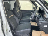 運転席まわりです。実際に座ってみて、乗り心地を体験してみてください。