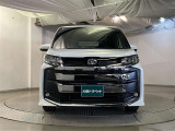 お車購入のポイントとなるフロントマスクです!シャープな目つきが印象的なデザインのヘッドランプです。