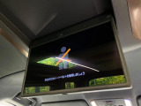 【14型有機ELフリップダウン】三列目からでも迫力のエンタメが観れる大画面フリップダウン。有機ELのモニターでは、一般的なフリップダウンよりも高コントラストでキレイな映像を楽しめます。