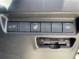 【 パワーバックドア 】荷物を抱えた状態でもスイッチ操作によるリアゲートの開閉が可能です☆お買い物時やアウトドアの際に役立ちますね♪//