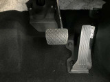 オルガン式アクセルペダルで、長距離も疲労を感じずにアクセル操作ができます。
