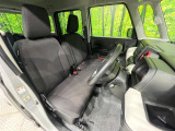 運転席まわりには十分なスペースがあり、大柄な方でもゆったり運転していただける環境です。
