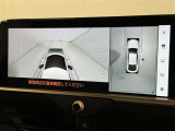パノラミックビューモニターシステムが付いているので車の上から見た映像が確認できますよ。 一目で車両周辺の情報を確認できますが、直接安全をご確認下さい。
