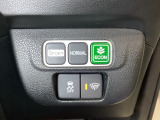 VSA装備車です。VSAはドライバーの操作と車の動きを見守っています。もし車の挙動が乱れたとき、4輪別々にブレーキをかけたり、エンジンパワーをしぼることによって車を安定させます。