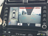 【パノラミックビューモニター】全方位モニターを装備し、車両の周囲を上空から見下ろすように映像で確認可能。駐車や狭い道での操作をサポートし、安全性を高めます。